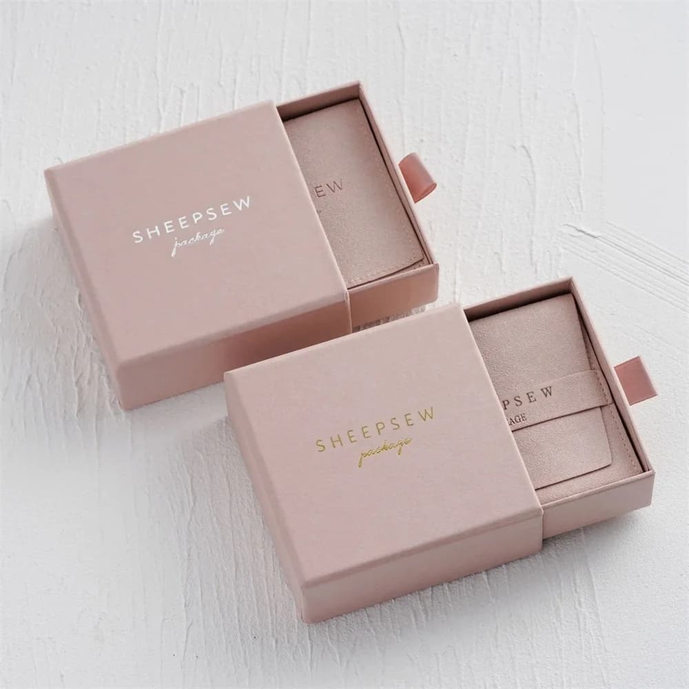 SHEEPSEW Wedding Favors For Guests Drawer Jewelry Boxes 100Pcs Customized Logo With Suede Velvet Bag For Ring Necklace Bracelet