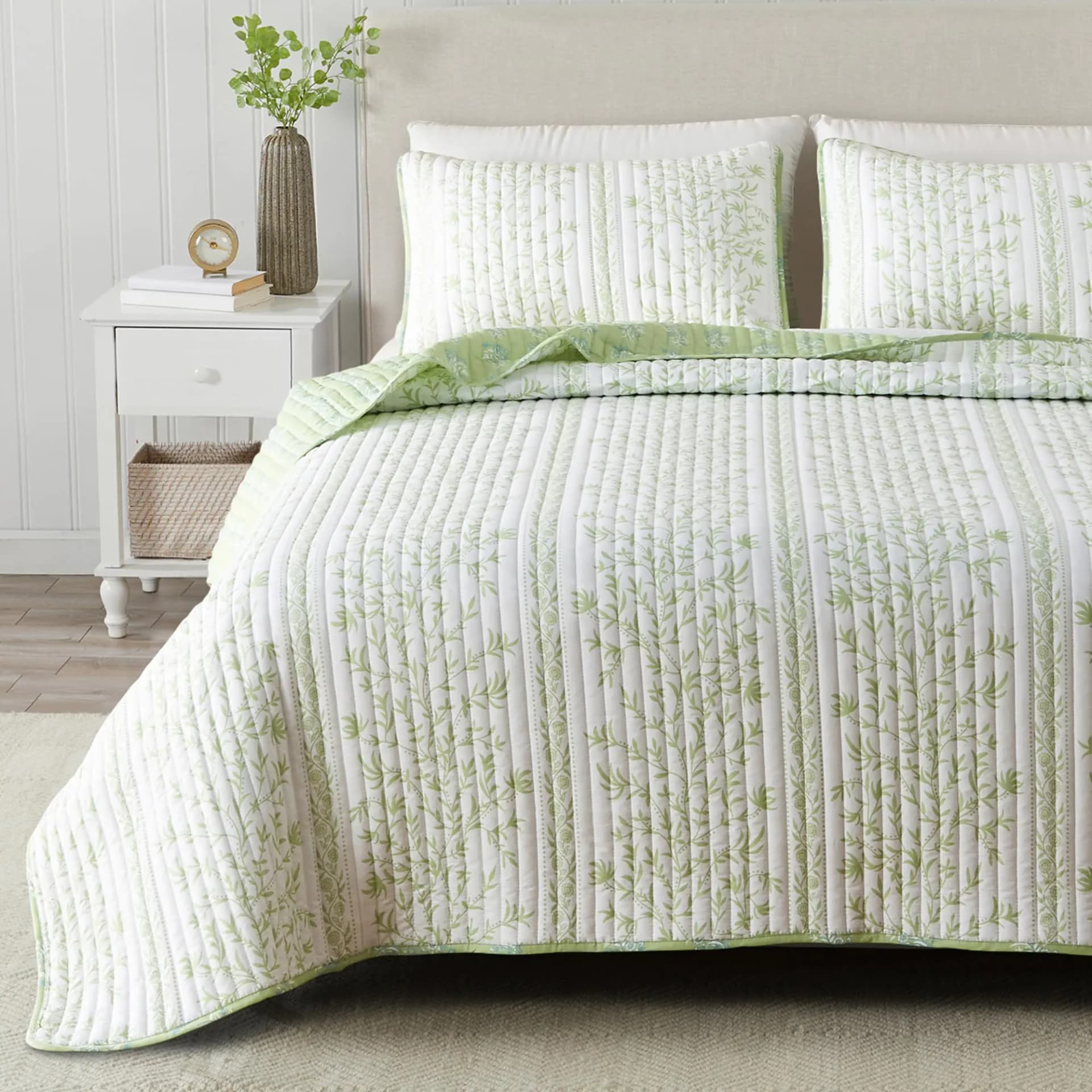 Great Bay Home Floral Twin/Twin XL Quilt Set with Shams Green Floral Bedding Set All-Season Lightweight Bedspread. Reversible Farmhouse Bedding. (Twin/Twin XL Flora)